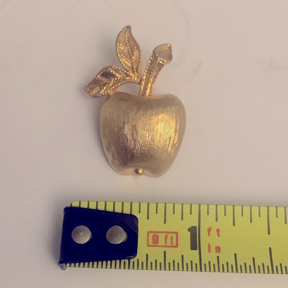 Apple pin brooch gold tone brushed mini - Picture 5 of 6